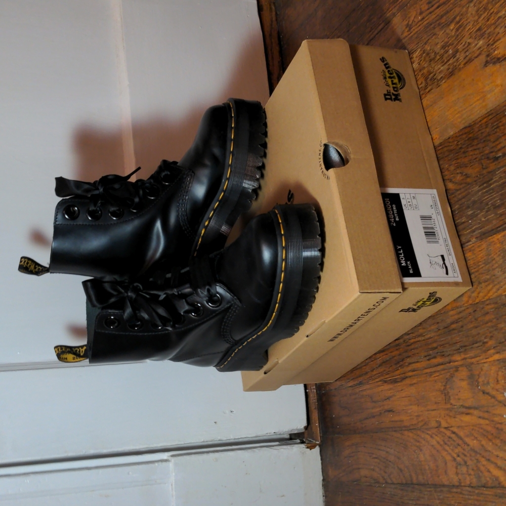 DR MARTENS MOLLY PLATFORM BOOTS